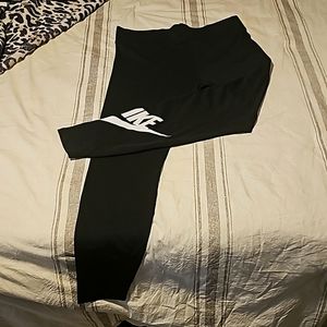 Nike Sportswear EssentialWomen's High-Waisted Logo Leggings